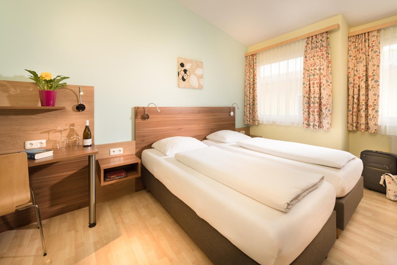 Hotel Radlinger Pellendorf ภายนอก รูปภาพ