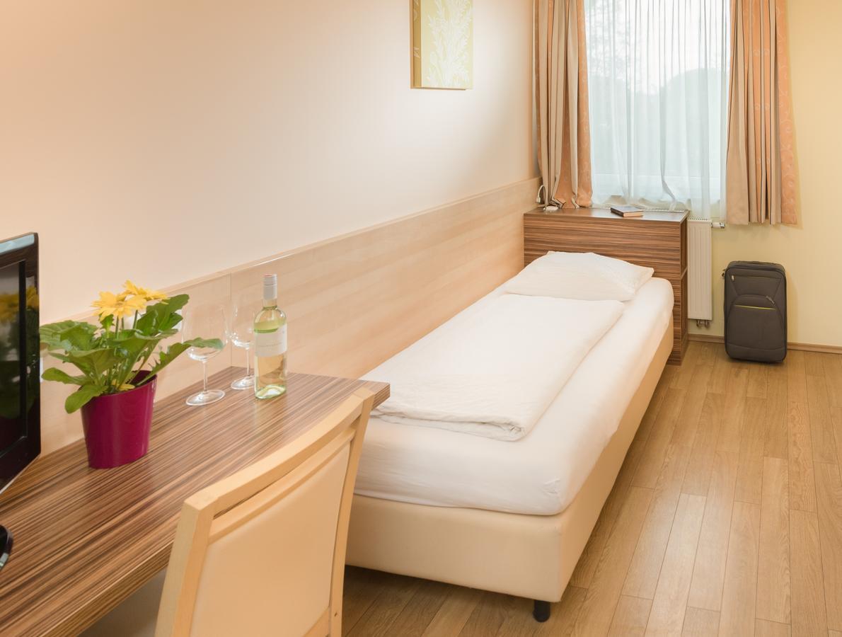 Hotel Radlinger Pellendorf ภายนอก รูปภาพ
